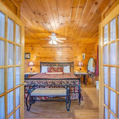 Ladybug Resort Romantic Cabin With Mountain Views, Game Room, Close To Dollywood Sevierville Buitenkant foto