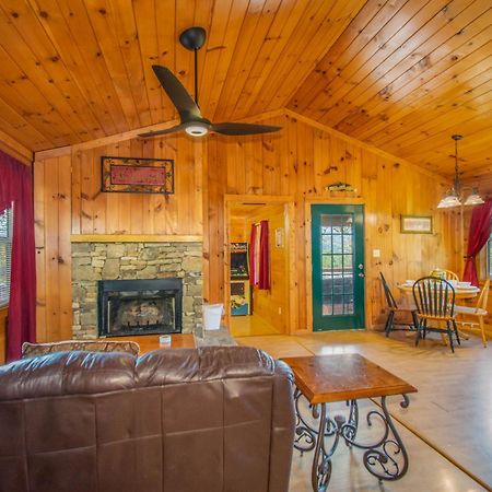 Ladybug Resort Romantic Cabin With Mountain Views, Game Room, Close To Dollywood Sevierville Buitenkant foto
