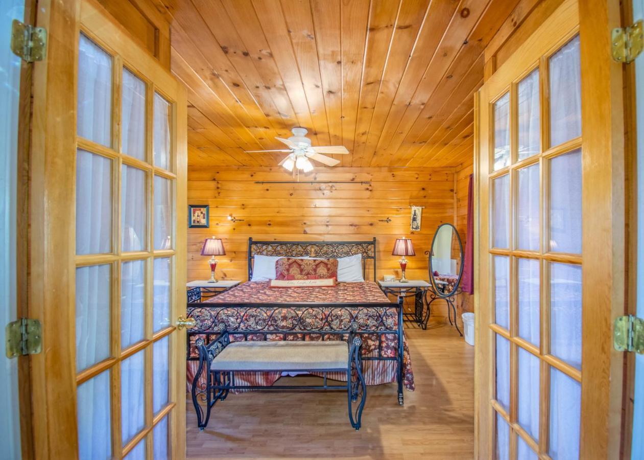 Ladybug Resort Romantic Cabin With Mountain Views, Game Room, Close To Dollywood Sevierville Buitenkant foto
