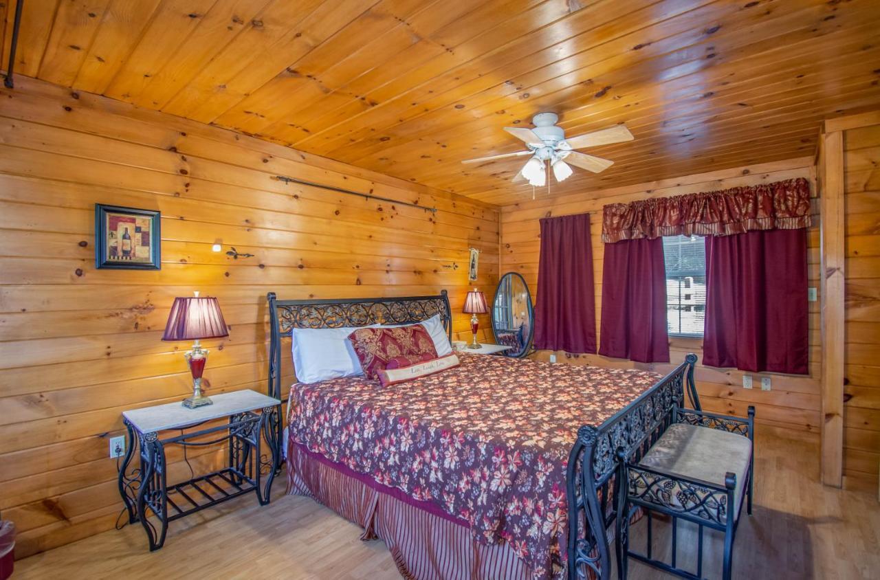 Ladybug Resort Romantic Cabin With Mountain Views, Game Room, Close To Dollywood Sevierville Buitenkant foto