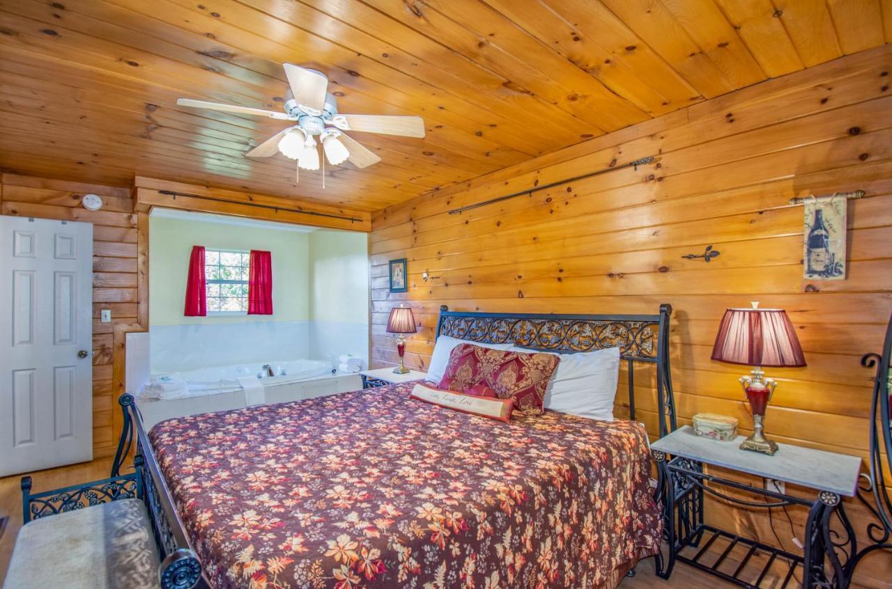 Ladybug Resort Romantic Cabin With Mountain Views, Game Room, Close To Dollywood Sevierville Buitenkant foto