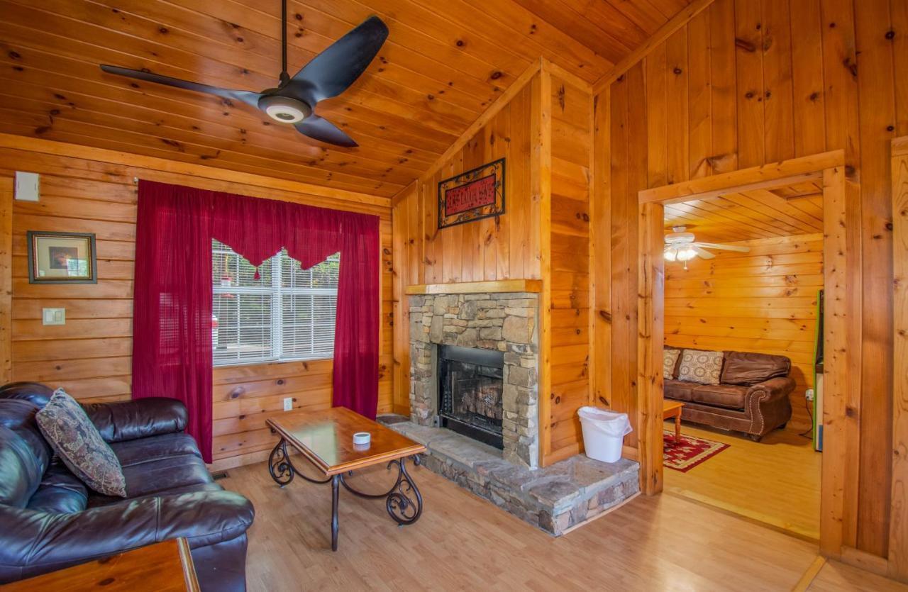 Ladybug Resort Romantic Cabin With Mountain Views, Game Room, Close To Dollywood Sevierville Buitenkant foto
