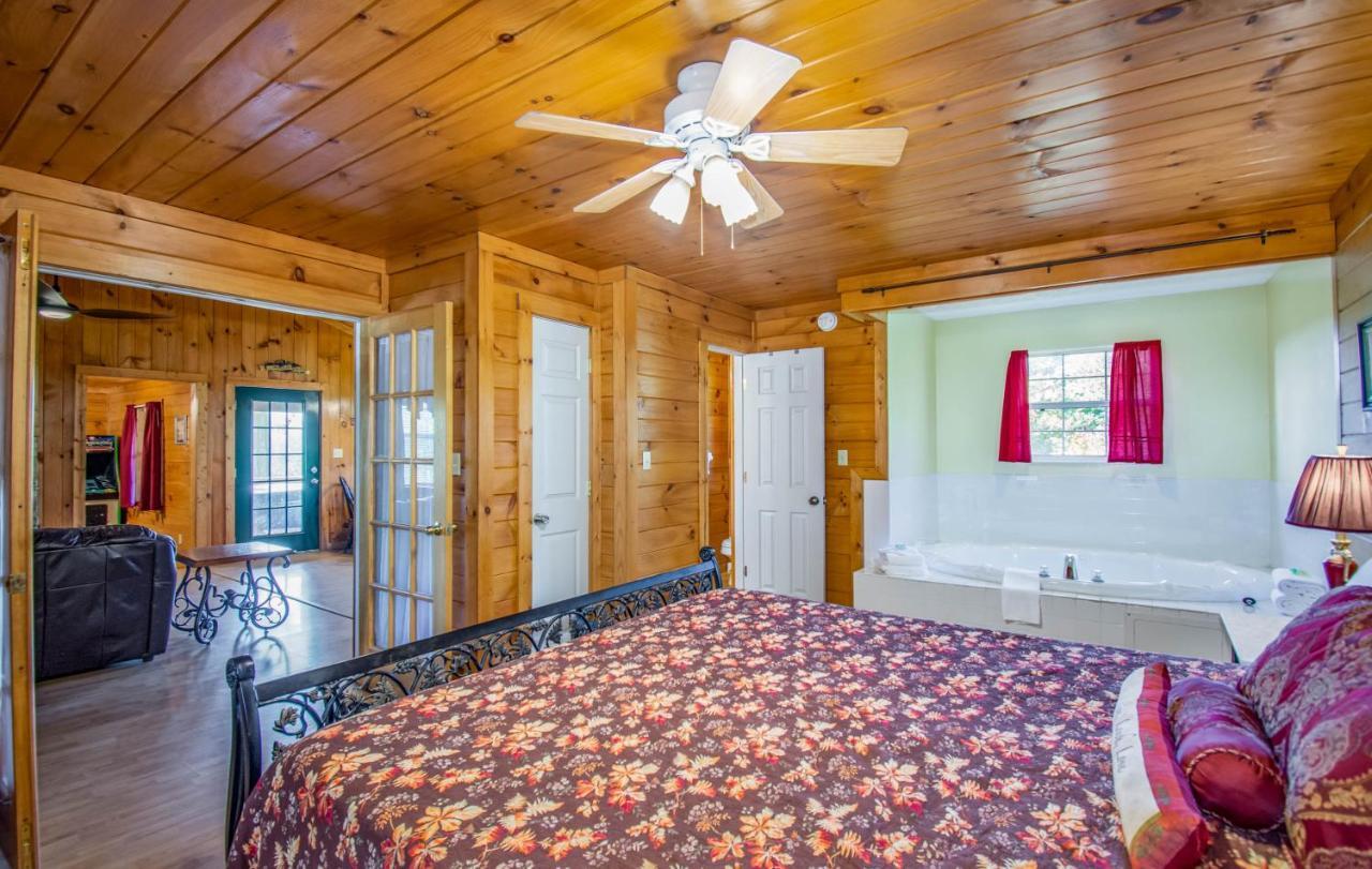 Ladybug Resort Romantic Cabin With Mountain Views, Game Room, Close To Dollywood Sevierville Buitenkant foto