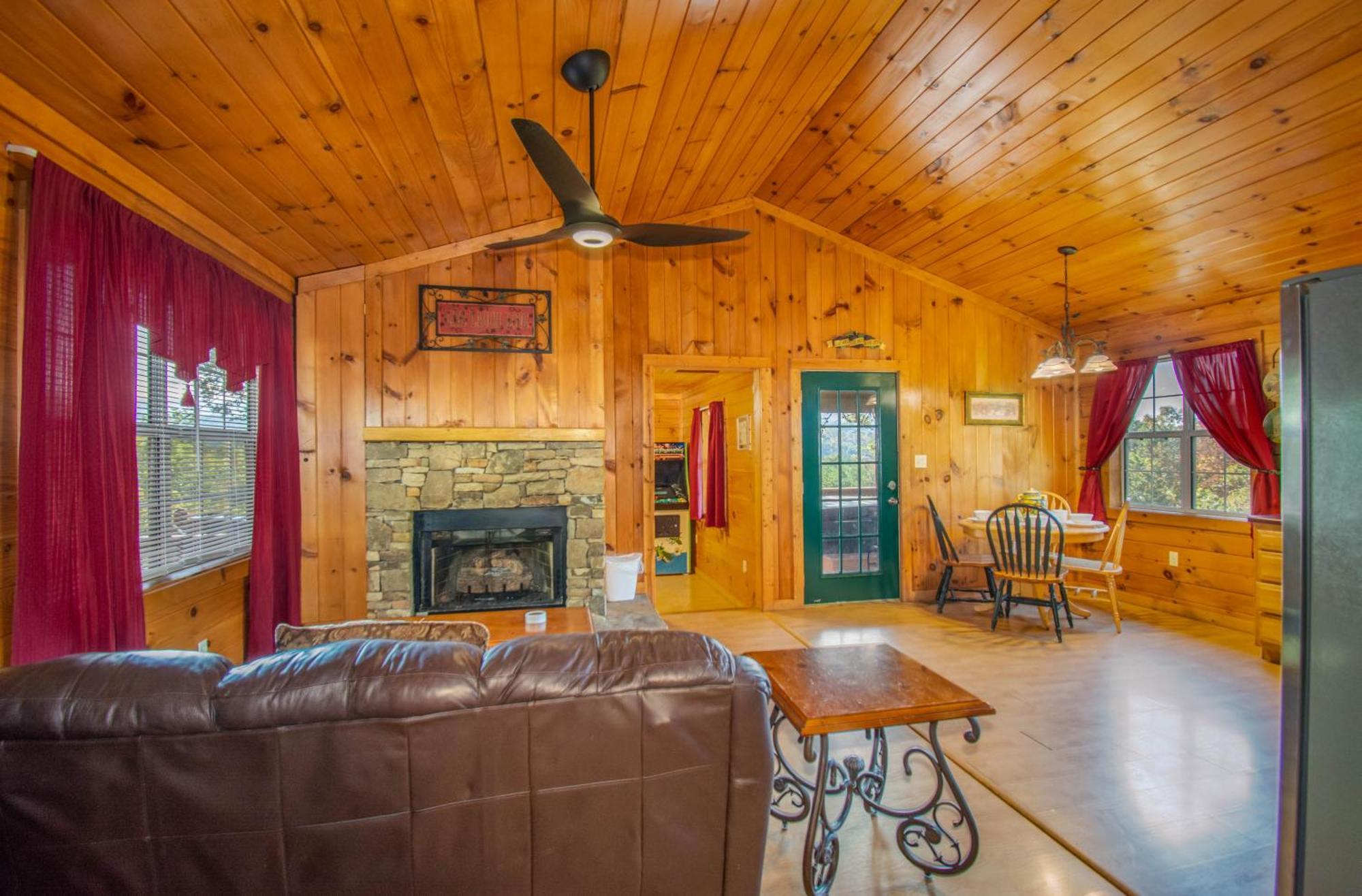 Ladybug Resort Romantic Cabin With Mountain Views, Game Room, Close To Dollywood Sevierville Buitenkant foto