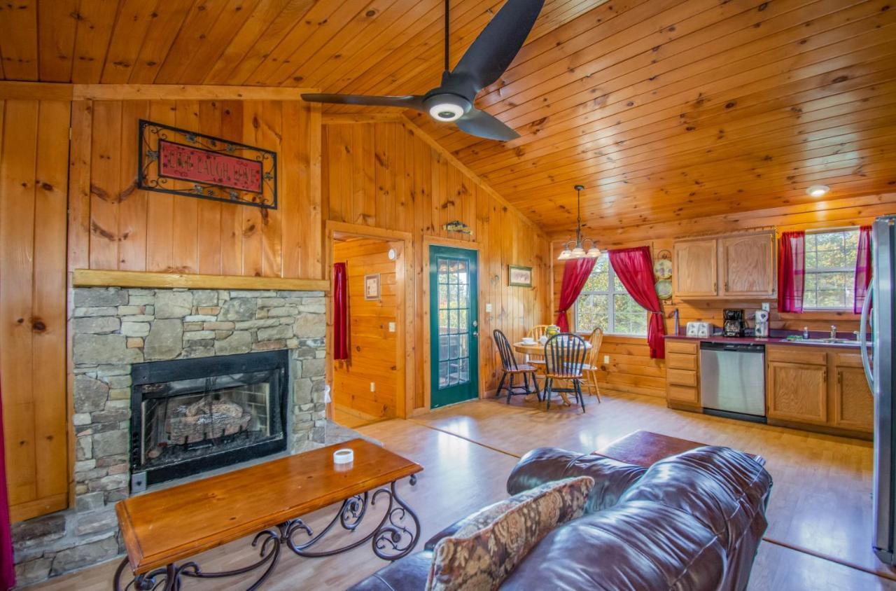 Ladybug Resort Romantic Cabin With Mountain Views, Game Room, Close To Dollywood Sevierville Buitenkant foto