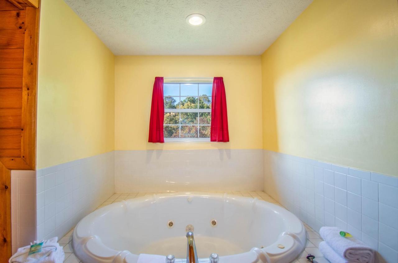 Ladybug Resort Romantic Cabin With Mountain Views, Game Room, Close To Dollywood Sevierville Buitenkant foto