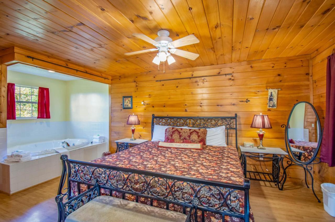 Ladybug Resort Romantic Cabin With Mountain Views, Game Room, Close To Dollywood Sevierville Buitenkant foto