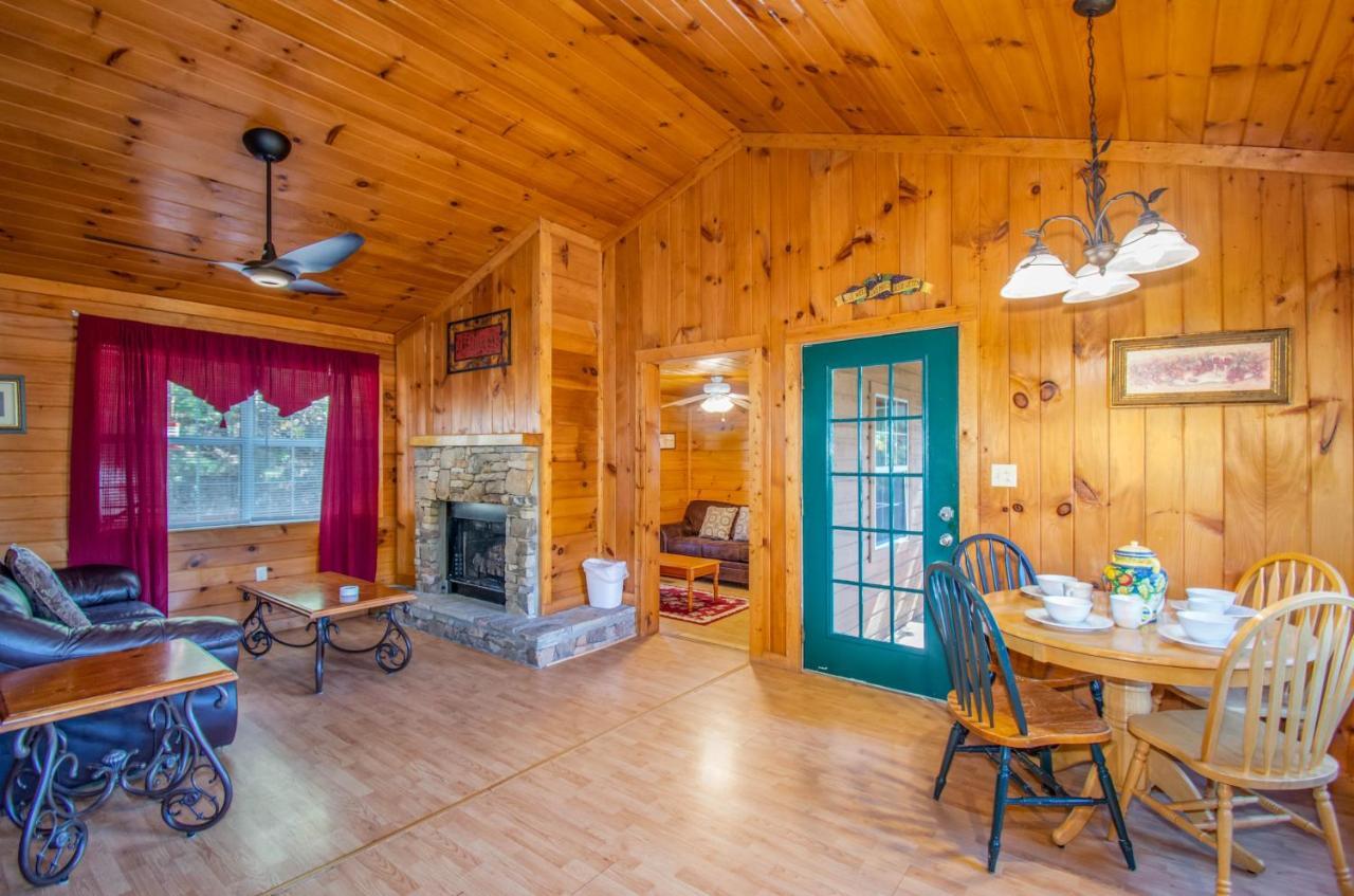 Ladybug Resort Romantic Cabin With Mountain Views, Game Room, Close To Dollywood Sevierville Buitenkant foto