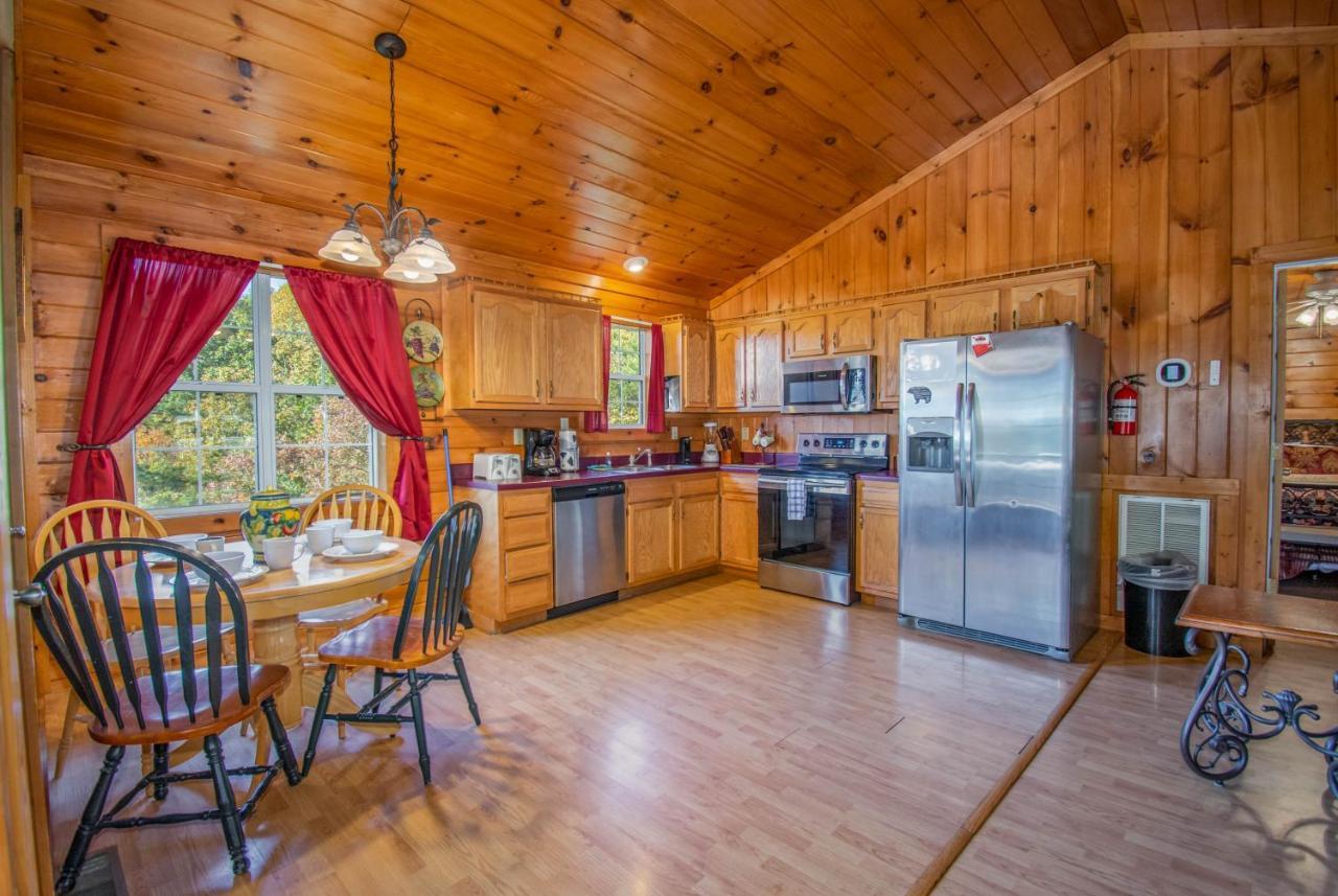 Ladybug Resort Romantic Cabin With Mountain Views, Game Room, Close To Dollywood Sevierville Buitenkant foto